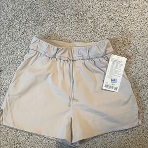 lululemon athletica cinchable waist, 3.5” length.